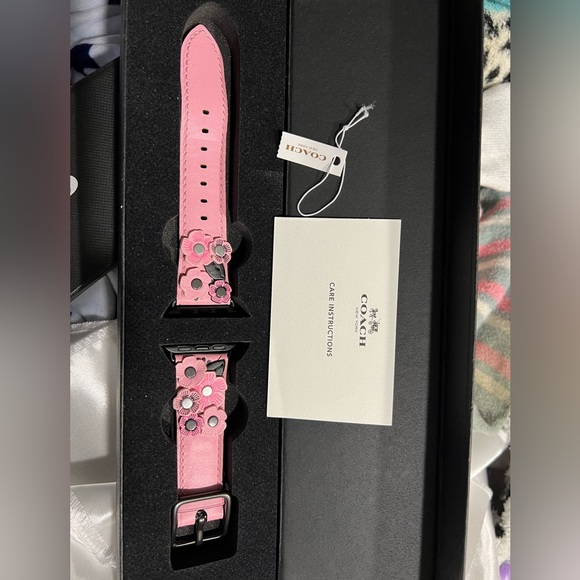 Coach Leather Tea Rose Apple Watch Strap PINK - Picture 2 of 4